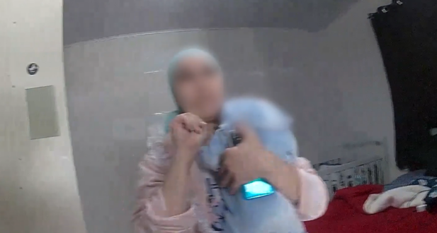 Sem falar português, marroquina faz sinal silencioso de socorro e é resgatada pela PM em caso de violência doméstica em SP (Foto: Reprodução/PMESP)