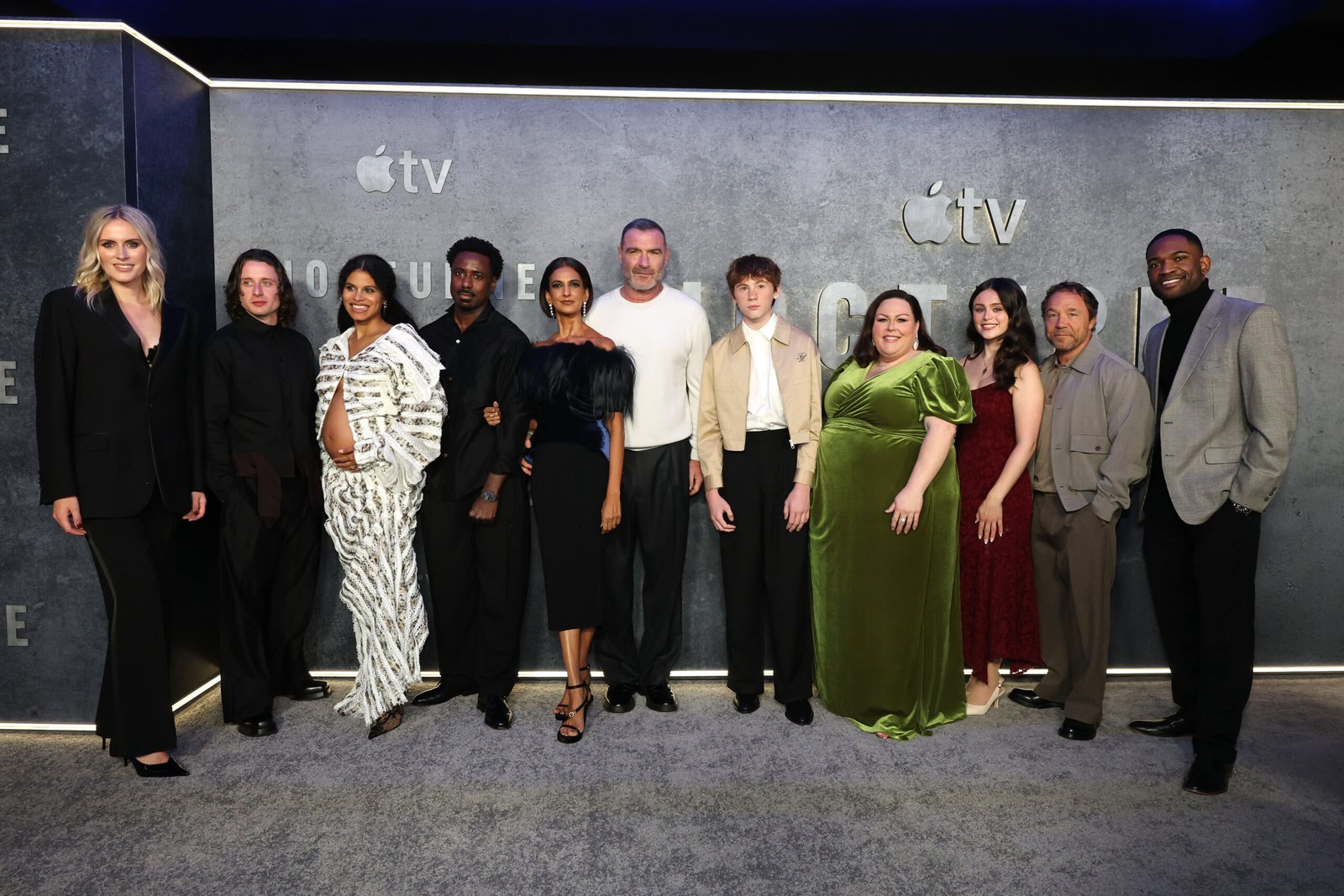 Liev Schreiber e o elenco de "Nocturne". (Foto: Getty)