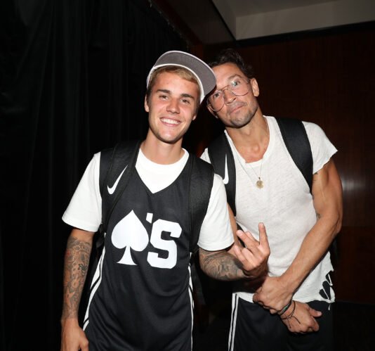 Justin Bieber e Carl Lentz juntos em evento beneficente no MSG, em agosto de 2017