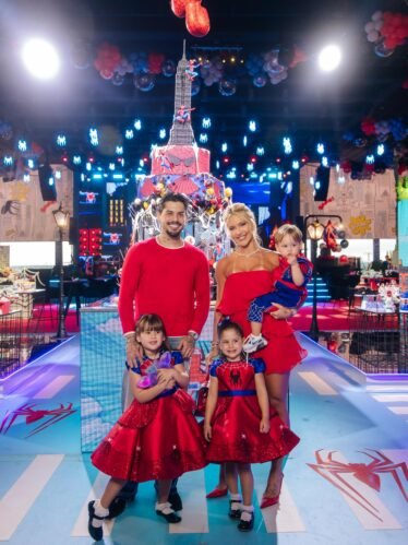Zé Felipe e Virginia ao lado dos filhos, Maria Alice, Maria Flor e José Leonardo. (Foto: Reprodução/ Instagram)