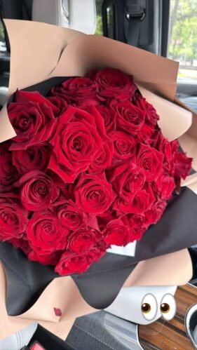 Manu Bahtidão recebe buquê de rosas dias após separação de Anderson Halliday.