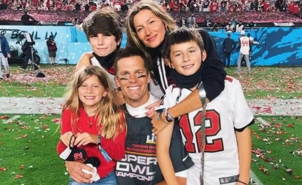 Tom Brady ao lado dos seus três filhos e da ex-mulher, Gisele Bündchen