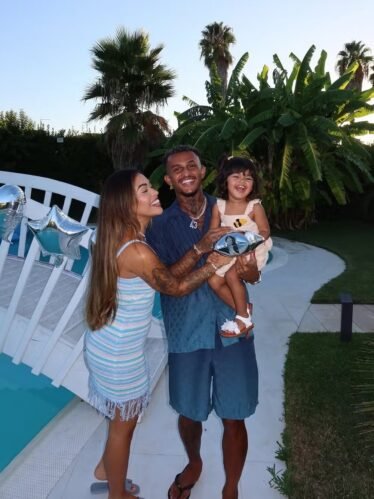 Amanda Martins e Wesley França ao lado da filha Alice, de 1 ano 