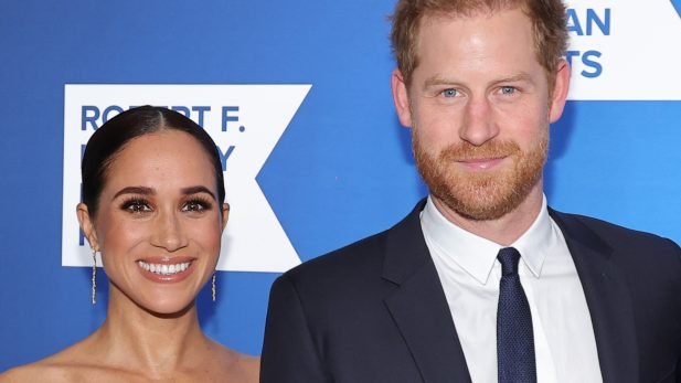 Harry e Meghan deixaram as funções reais em 2020 (Foto: Getty)