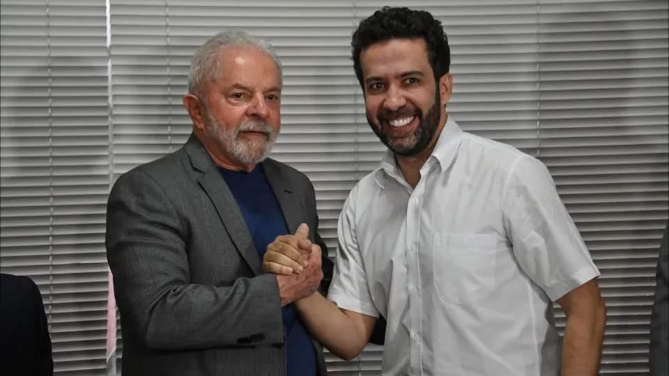 Janones sai do hospital, compara Lula a Messi e diz que petista não precisa usar redes sociais